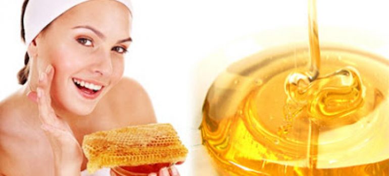 ĐẮP MẶT NẠ MẬT ONG VỚI LÒNG TRẮNG TRỨNG GÀ