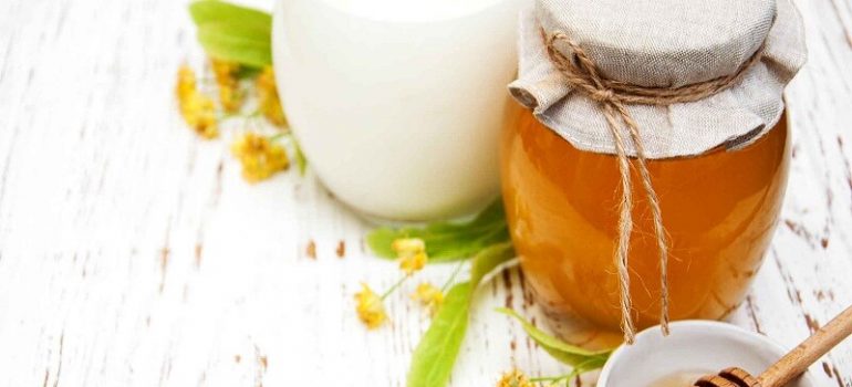 UỐNG MẬT ONG PHA VỚI SỮA TƯƠI CÓ TỐT KHÔNG?