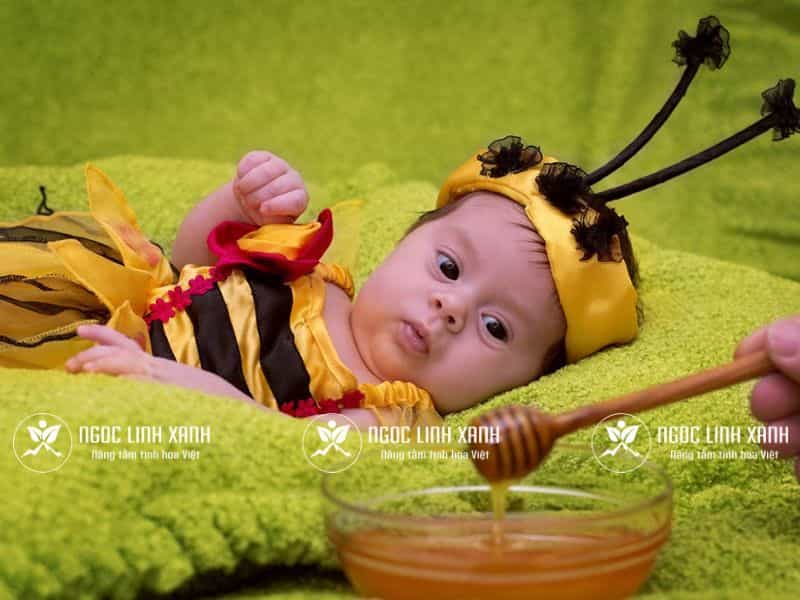 Cách cho trẻ uống mật ong an toàn, hiệu quả Trẻ uống mật ong giúp. ngủ ngon và sâu giấc hơn ngoclinhxanh
