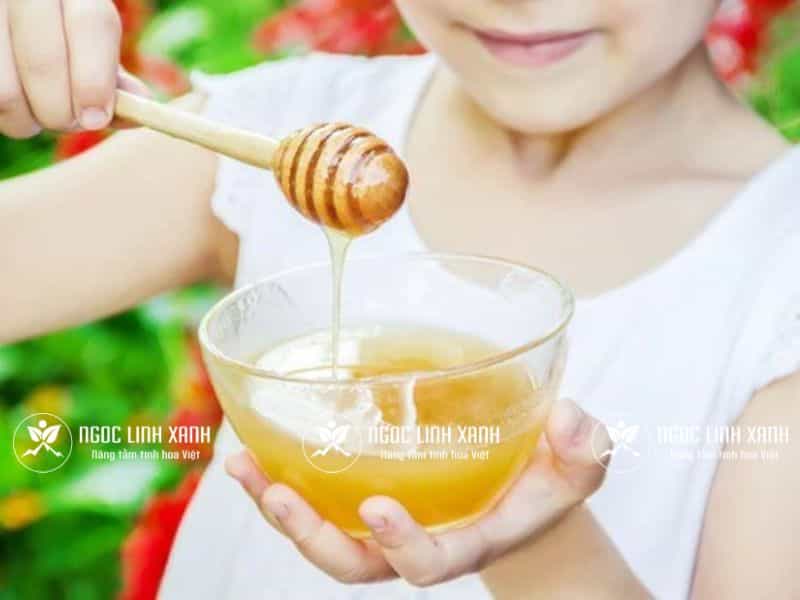 Cách cho trẻ uống mật ong an toàn, hiệu quả Trẻ uống mật ong đúng cách vô cùng có lợi ngoclinhxanh