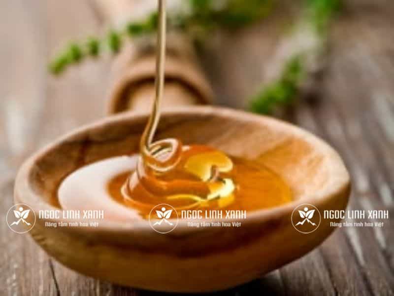 Cách cho trẻ uống mật ong an toàn, hiệu quả Các mẹ hãy lưu ý những điều cấm kỵ khi cho trẻ uống mật ong nhé ngoclinhxanh