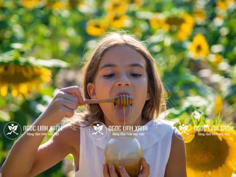Cách cho trẻ uống mật ong an toàn, hiệu quả Cách cho trẻ uống mật ong an toàn hiệu quả ngoclinhxanh